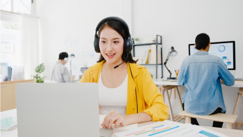 Liên hệ thông qua kênh hotline